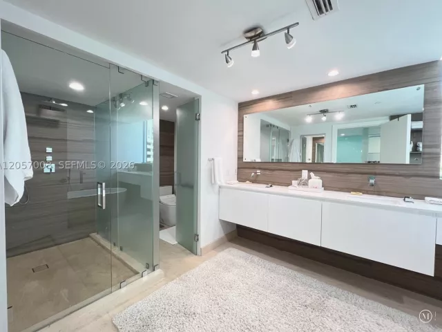 3-bedroom condo for rent in Miami - 1331 Brickell Bay Dr BL-48 - MondialRealty