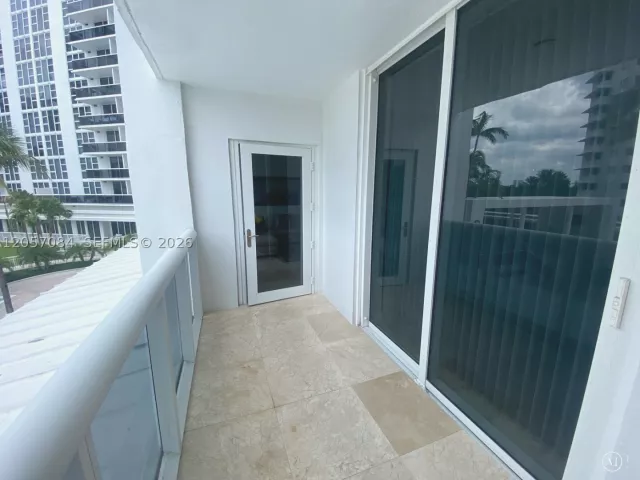 1-bedroom condo for rent in Bal Harbour - 10275 Collins Ave 215 - MondialRealty