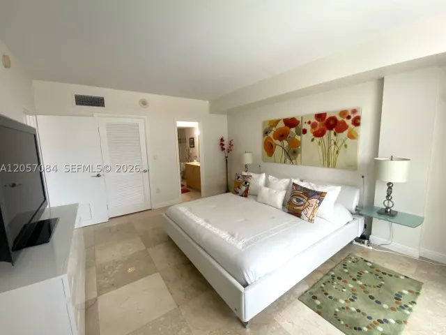 1-bedroom condo for rent in Bal Harbour - 10275 Collins Ave 215 - MondialRealty