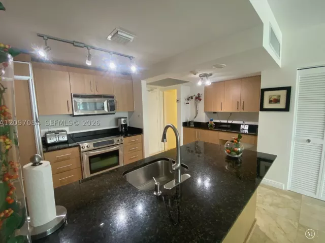 1-bedroom condo for rent in Bal Harbour - 10275 Collins Ave 215 - MondialRealty