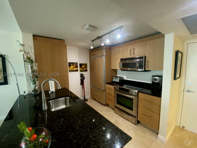 1-bedroom condo for rent in Bal Harbour - 10275 Collins Ave 215 - MondialRealty