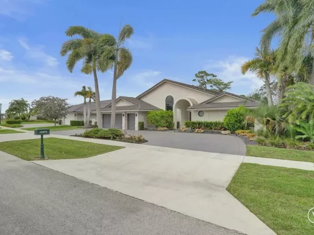3-bedroom home for sale in Boca Raton - 10875 Boca Woods Lane - MondialRealty