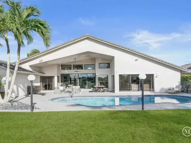 3-bedroom home for sale in Boca Raton - 10875 Boca Woods Lane - MondialRealty