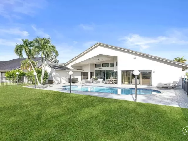 3-bedroom home for sale in Boca Raton - 10875 Boca Woods Lane - MondialRealty