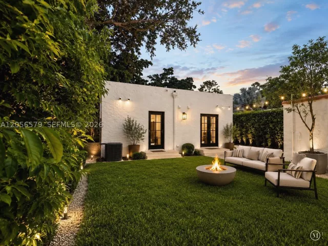 2-bedroom home for sale in Coral Gables - 1213 Aguila Ave - MondialRealty