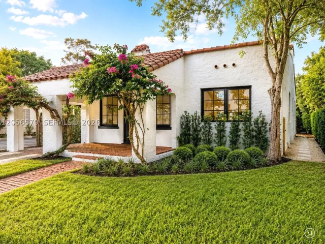 2-bedroom home for sale in Coral Gables - 1213 Aguila Ave - MondialRealty