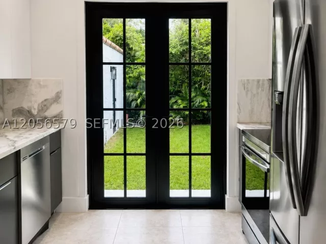 2-bedroom home for sale in Coral Gables - 1213 Aguila Ave - MondialRealty