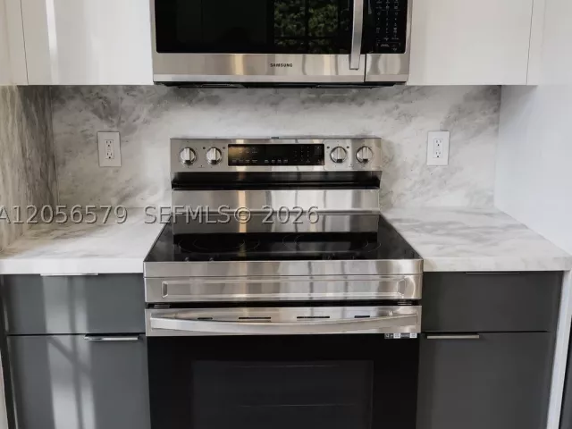 2-bedroom home for sale in Coral Gables - 1213 Aguila Ave - MondialRealty