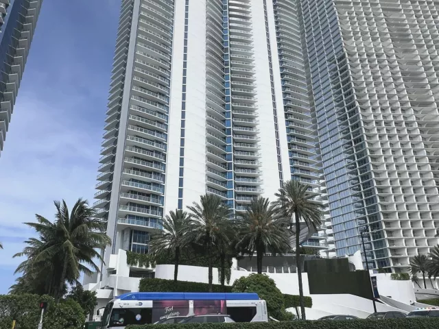 1-bedroom condo for rent in Sunny Isles Beach - 17001 COLLINS Avenue 1806 - MondialRealty