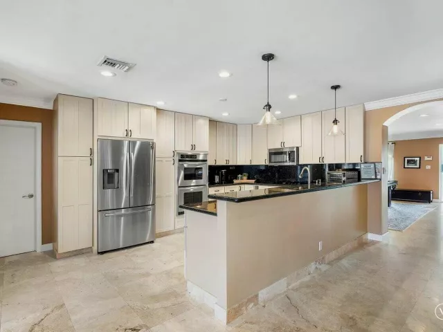 4-bedroom home for sale in Fort Lauderdale - 41 Castle Harbor Isle Drive - MondialRealty