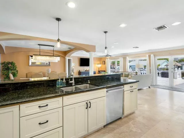 4-bedroom home for sale in Fort Lauderdale - 41 Castle Harbor Isle Drive - MondialRealty