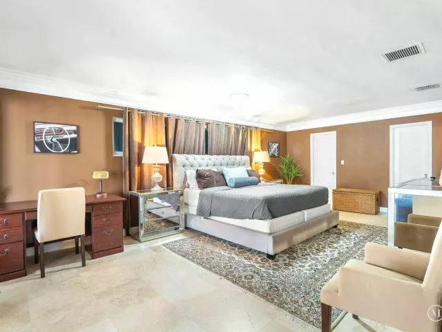 4-bedroom home for sale in Fort Lauderdale - 41 Castle Harbor Isle Drive - MondialRealty