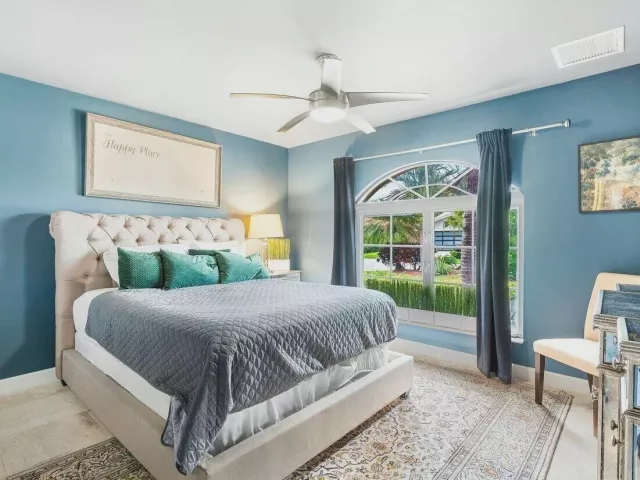 4-bedroom home for sale in Fort Lauderdale - 41 Castle Harbor Isle Drive - MondialRealty