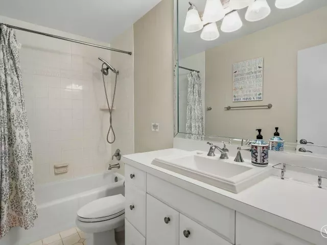 4-bedroom home for sale in Fort Lauderdale - 41 Castle Harbor Isle Drive - MondialRealty
