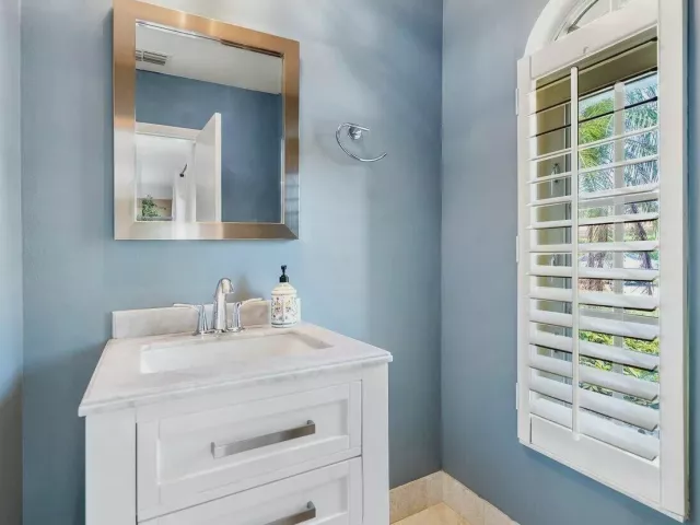 4-bedroom home for sale in Fort Lauderdale - 41 Castle Harbor Isle Drive - MondialRealty