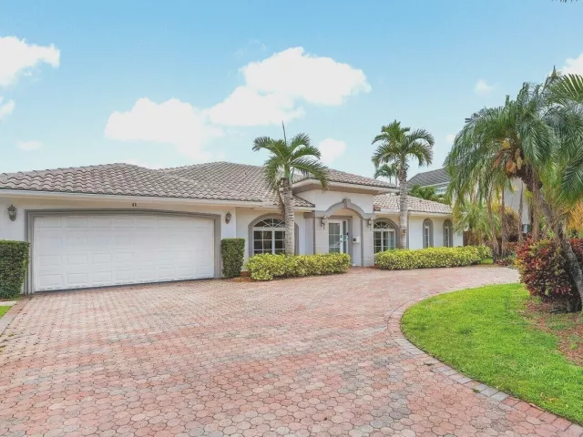 4-bedroom home for sale in Fort Lauderdale - 41 Castle Harbor Isle Drive - MondialRealty