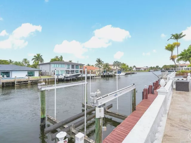 4-bedroom home for sale in Fort Lauderdale - 41 Castle Harbor Isle Drive - MondialRealty