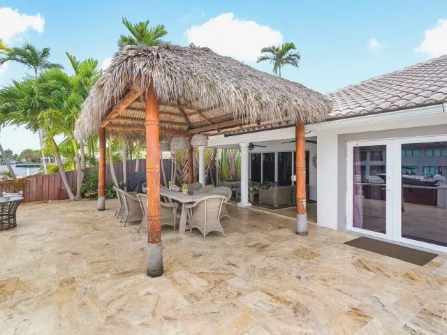 4-bedroom home for sale in Fort Lauderdale - 41 Castle Harbor Isle Drive - MondialRealty