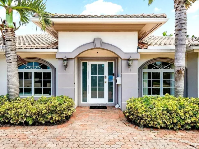 4-bedroom home for sale in Fort Lauderdale - 41 Castle Harbor Isle Drive - MondialRealty