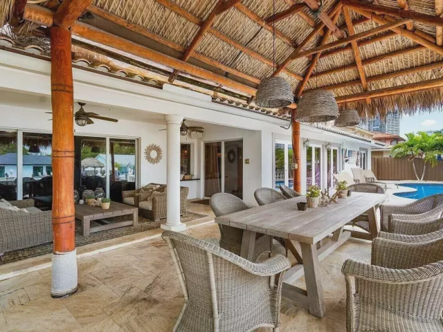4-bedroom home for sale in Fort Lauderdale - 41 Castle Harbor Isle Drive - MondialRealty