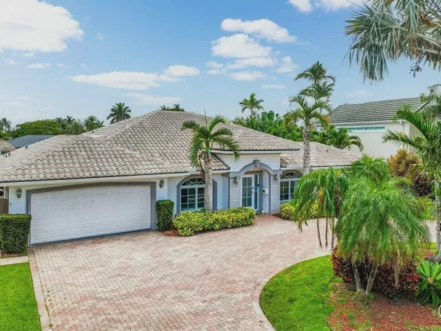 4-bedroom home for sale in Fort Lauderdale - 41 Castle Harbor Isle Drive - MondialRealty