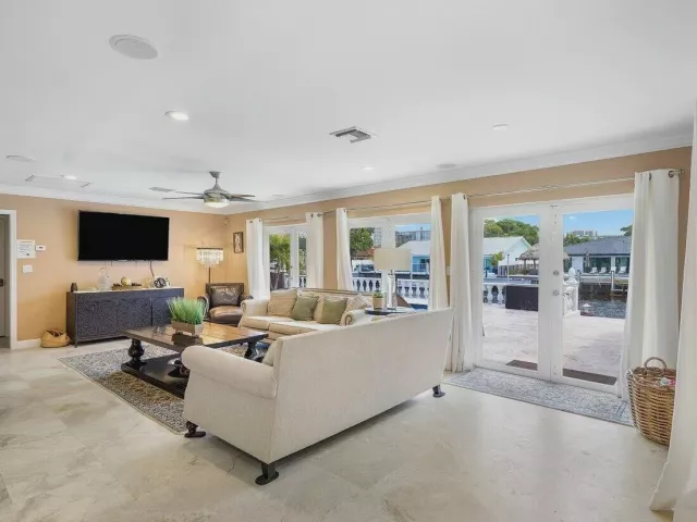 4-bedroom home for sale in Fort Lauderdale - 41 Castle Harbor Isle Drive - MondialRealty