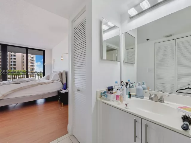 2-bedroom condo for sale in Miami - 540 Brickell Key Dr 608 - MondialRealty