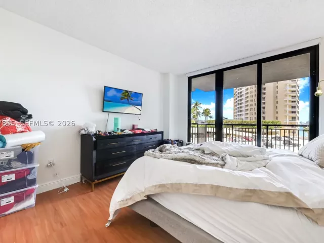 2-bedroom condo for sale in Miami - 540 Brickell Key Dr 608 - MondialRealty
