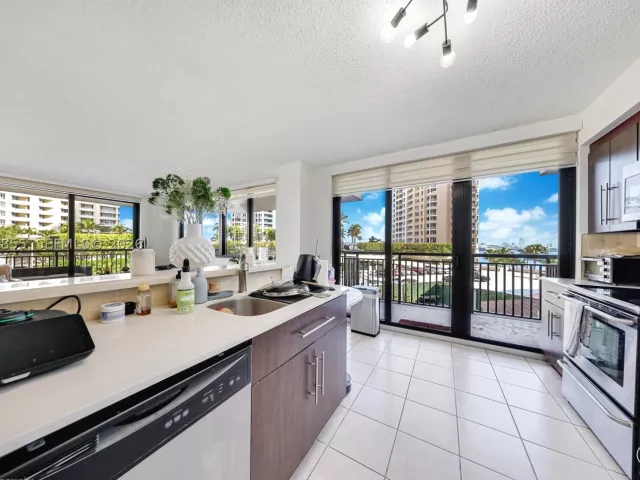 2-bedroom condo for sale in Miami - 540 Brickell Key Dr 608 - MondialRealty