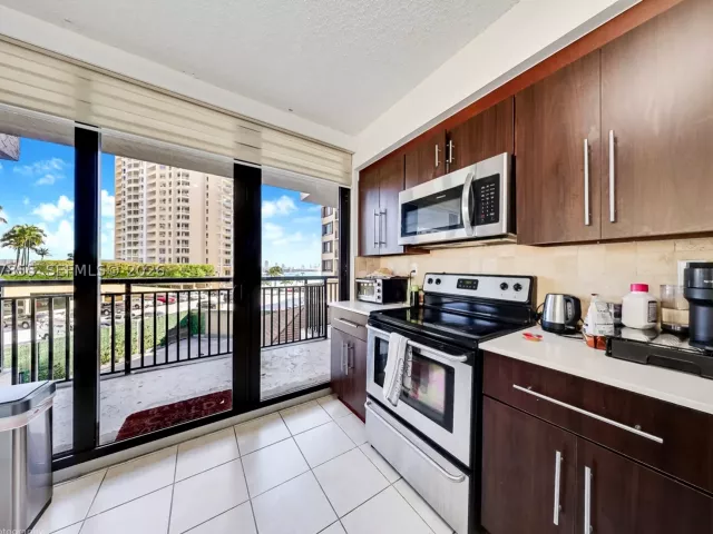 2-bedroom condo for sale in Miami - 540 Brickell Key Dr 608 - MondialRealty