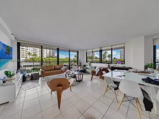 2-bedroom condo for sale in Miami - 540 Brickell Key Dr 608 - MondialRealty