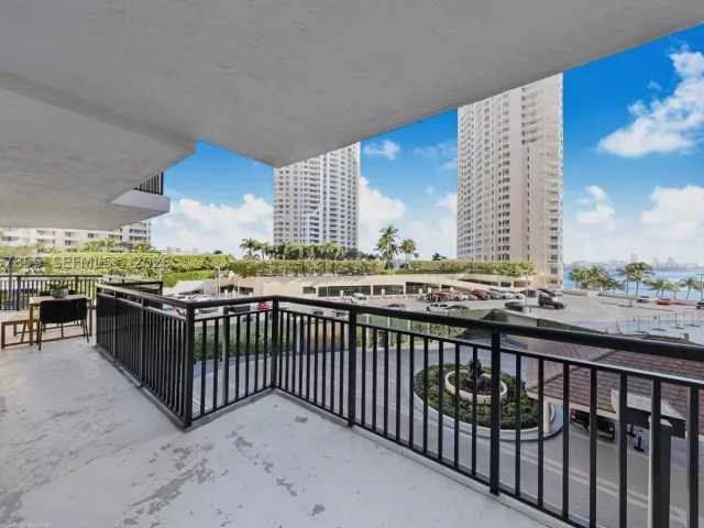 2-bedroom condo for sale in Miami - 540 Brickell Key Dr 608 - MondialRealty
