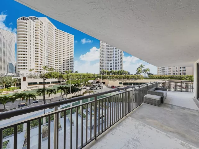 2-bedroom condo for sale in Miami - 540 Brickell Key Dr 608 - MondialRealty