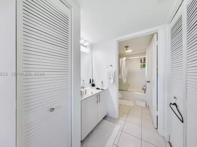 2-bedroom condo for sale in Miami - 540 Brickell Key Dr 608 - MondialRealty