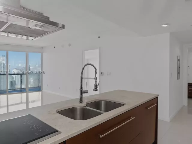 1-bedroom condo for sale in Miami - 495 Brickell Ave 5007 - MondialRealty