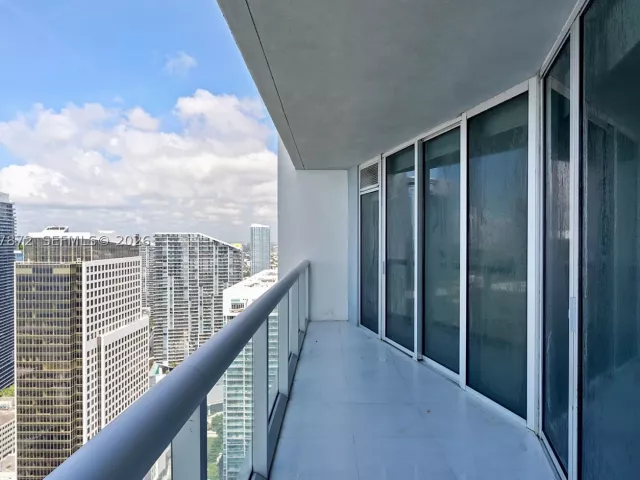 1-bedroom condo for sale in Miami - 495 Brickell Ave 5007 - MondialRealty