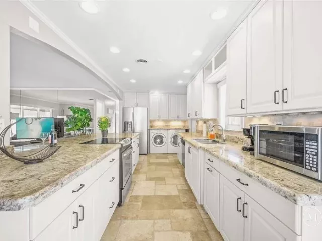 3-bedroom home for rent in Wilton Manors - 332 NW 26TH Court - MondialRealty
