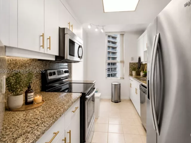2-bedroom condo for rent in Miami - 701 Brickell Key Blvd 604 - MondialRealty