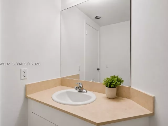 2-bedroom condo for rent in Miami - 701 Brickell Key Blvd 604 - MondialRealty