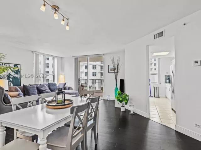 2-bedroom condo for rent in Miami - 701 Brickell Key Blvd 604 - MondialRealty