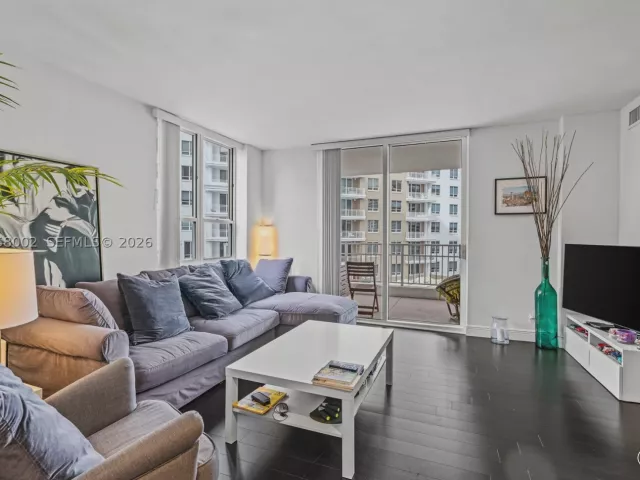 2-bedroom condo for rent in Miami - 701 Brickell Key Blvd 604 - MondialRealty