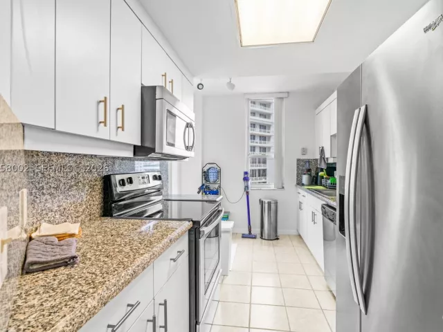 2-bedroom condo for rent in Miami - 701 Brickell Key Blvd 604 - MondialRealty