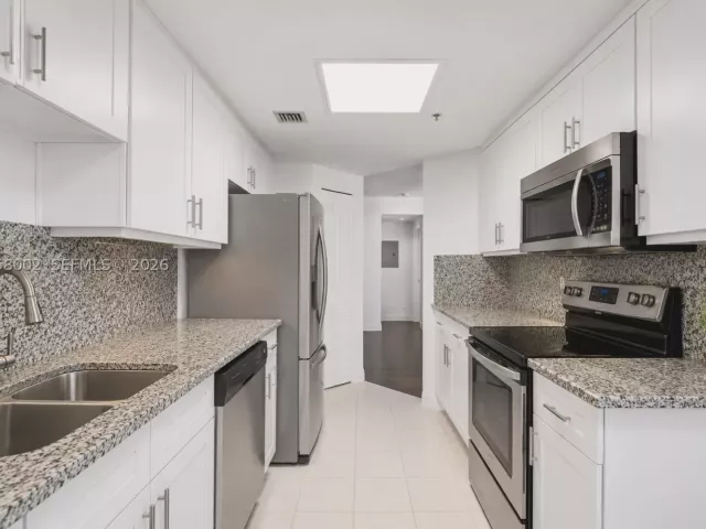 2-bedroom condo for rent in Miami - 701 Brickell Key Blvd 604 - MondialRealty