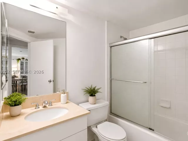 2-bedroom condo for rent in Miami - 701 Brickell Key Blvd 604 - MondialRealty