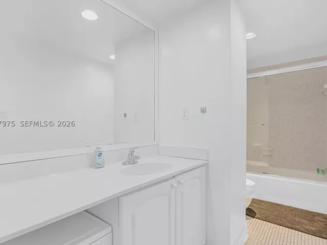 2-bedroom condo for sale in Hollywood - 4001 S Ocean Dr 7P - MondialRealty