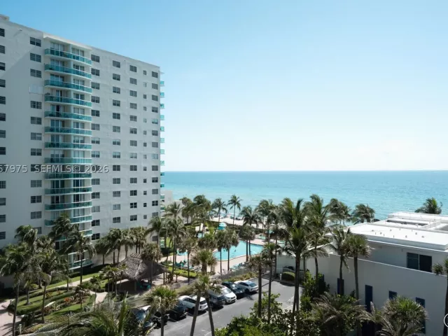 2-bedroom condo for sale in Hollywood - 4001 S Ocean Dr 7P - MondialRealty