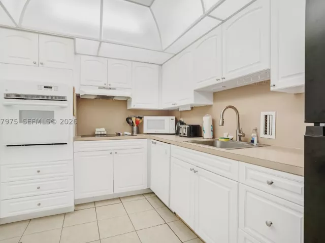 2-bedroom condo for sale in Hollywood - 4001 S Ocean Dr 7P - MondialRealty