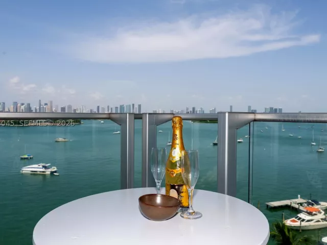 2-bedroom condo for sale in Miami Beach - 1100 West Ave 1016 - MondialRealty