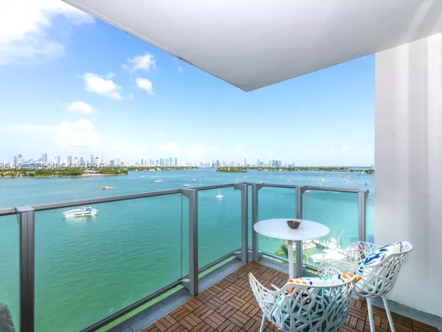 2-bedroom condo for sale in Miami Beach - 1100 West Ave 1016 - MondialRealty