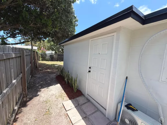 5-bedroom home for sale in West Palm Beach - 912 MONTEGO Drive - MondialRealty